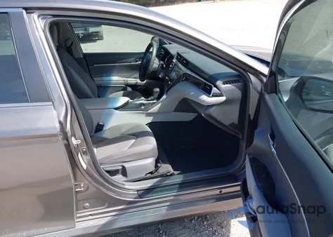 2018 Toyota Camry Le z USA, uszkodzony, nr VIN 4T1B11HK2JU109292